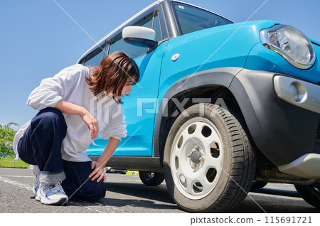 女人檢查汽車輪胎、穿刺、氣壓 115691721