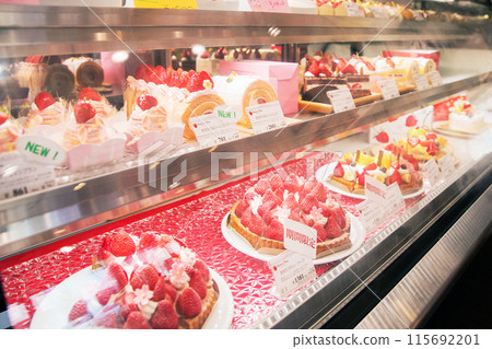 蛋糕店裡排列著草莓蛋糕 115692201