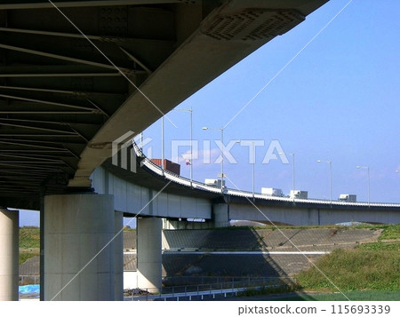 The curved Shinjobu Bridge viaduct section (2010.11.27) offers a glimpse of the rigid frame structure. The curved Shinjobu Bridge viaduct section (2010.11.27) offers a glimpse of the rigid frame structure. 115693339
