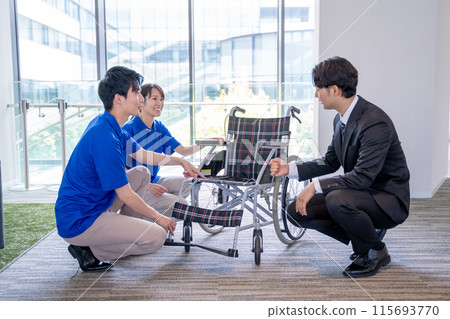 Businessman and care staff explaining wheelchairs 115693770