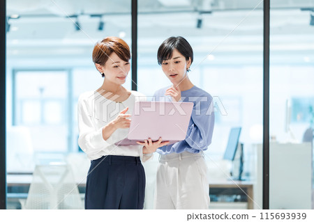 一位女士正在使用筆記本電腦開會攝影合作：WEEK Shiba Daimon (Sun Frontier Fudousan) 115693939