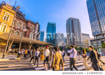 日本東京城市景觀東京站丸之內北口。人們結束工作後前往車站。後面是丸之內的辦公大樓 115694253