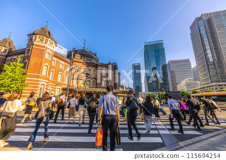 日本東京城市景觀東京站丸之內北口。人們結束工作後前往車站。後面是丸之內的辦公大樓 日本東京城市景觀東京站丸之內北口。人們結束工作後前往車站。後面是丸之內的辦公大樓 115694254