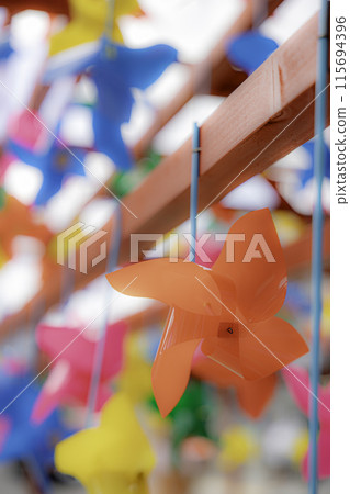 五顏六色的風車 115694396