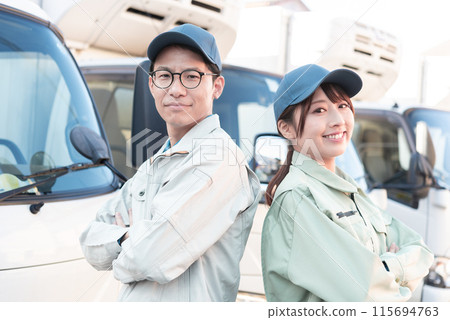 兩名男性和一名女性卡車司機 兩名男性和一名女性卡車司機 115694763