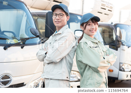 兩名男性和一名女性卡車司機 兩名男性和一名女性卡車司機 115694764