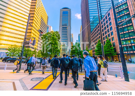 日本東京城市景觀 商人和上班族下班後從大手町前往東京車站的景象 = 19 日 115694958