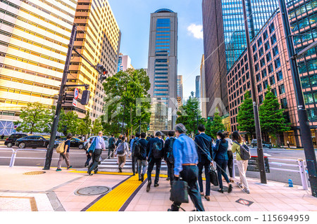日本東京城市景觀 商人和上班族下班後從大手町前往東京車站的景象 = 19 日 115694959