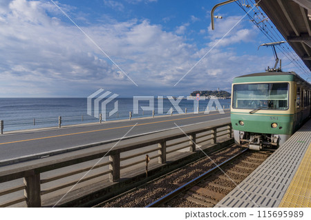 [神奈川縣鎌倉市]沿著七里濱/鎌倉高中站運行的江之電和江之島 115695989