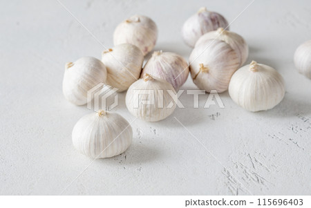 Bunch of solo garlic 115696403