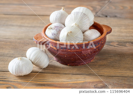 Bunch of solo garlic 115696404