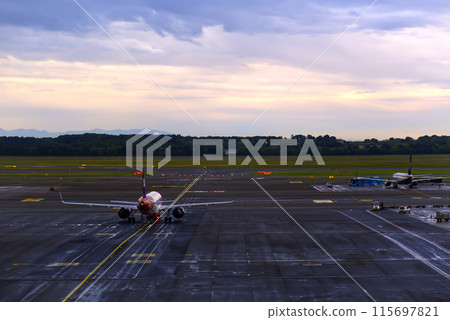 Planes waiting in line to takeoff 115697821