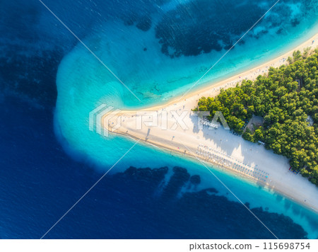 Aerial view of blue sea, sandbank, white sandy beach, green trees 115698754