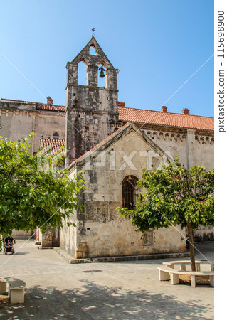 Beautiful little ancient chapel in downtown Trogir 115698900