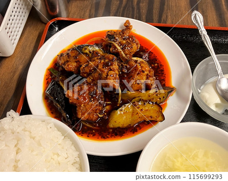 美味辣雞套餐,每日特色午餐,來自中國當地美食 美味辣雞套餐,每日特色午餐,來自中國當地美食 115699293