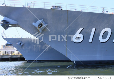 一艘驅逐艦的船頭;停泊的海上自衛隊驅逐艦 一艘驅逐艦的船頭;停泊的海上自衛隊驅逐艦 115699294