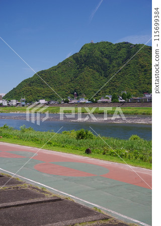 Takahashi Naoko Road, Nagara River, and Kinka Mountain (Gifu Prefecture, Gifu City, along the Nagara River) 115699384
