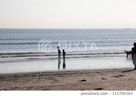 Children playing in the sea 115700163