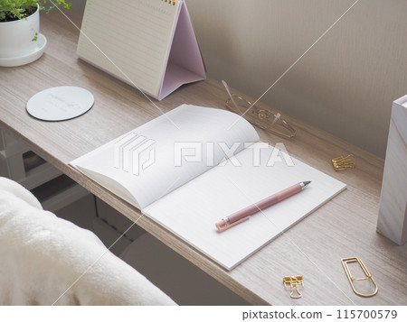 時尚的內裝、書桌和筆記本 時尚的內裝、書桌和筆記本 115700579