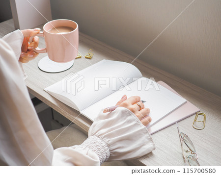 讀書的婦女,當喝咖啡時 讀書的婦女,當喝咖啡時 115700580