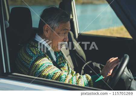 老年駕駛危險駕駛圖片 115701269