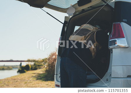 老人們開車去河裡釣魚 115701355