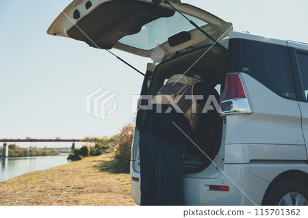 老人們開車去河裡釣魚 115701362