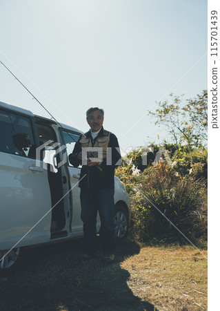 老人們開車去河裡釣魚 115701439
