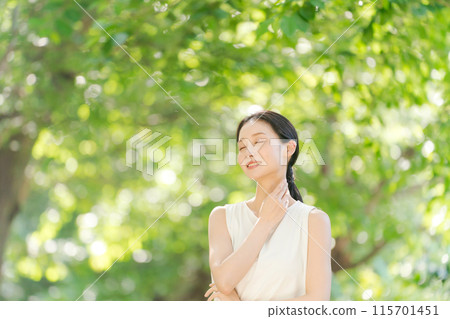 一個女人在綠樹中微笑的美麗 115701451