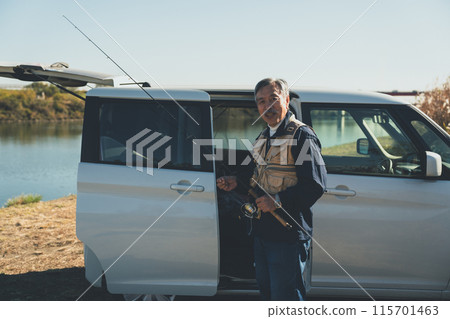 Seniors going out for river fishing by car 115701463