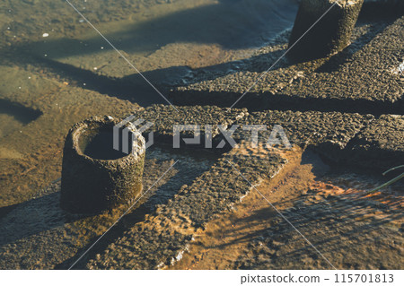 河裡的濕混凝土塊 115701813