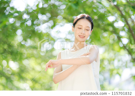 女人在手臂上塗防曬霜 115701832