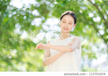 女人在手臂上塗防曬霜 115701834