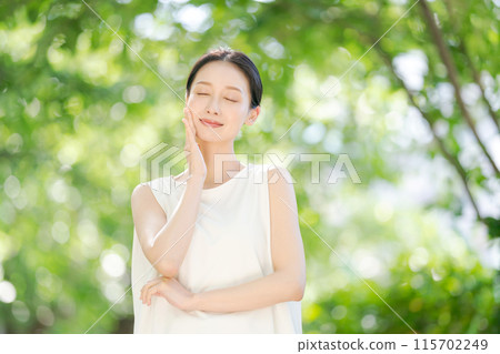 Smiling female beauty in the greenery 115702249