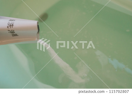 使用浴缸清潔劑 115702807