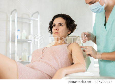 arm injection female patient 115702948
