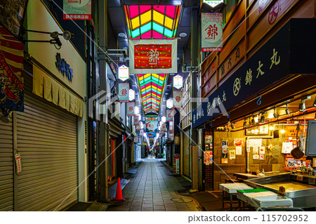 Nishiki-koji in the early morning, Kyoto 115702952
