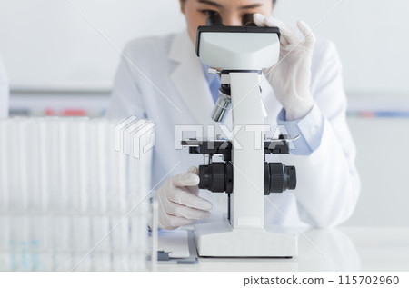 穿白大褂的女人做研究、實驗、顯微鏡 115702960