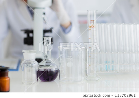 Woman in a white coat doing research Experiment Microscope 115702961