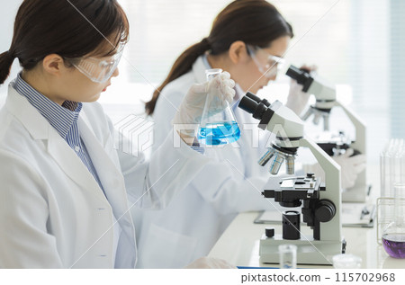 穿白大褂的女人做研究、實驗、顯微鏡 115702968