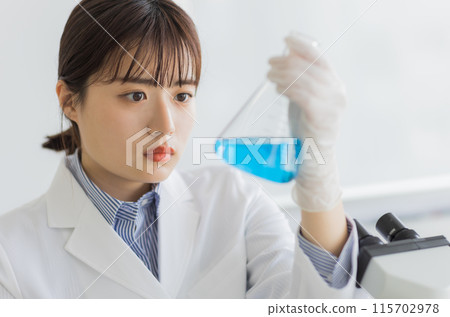穿白大褂的女人做研究、實驗、顯微鏡 115702978