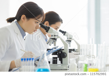 穿白大褂的女人做研究、實驗、顯微鏡 115702991