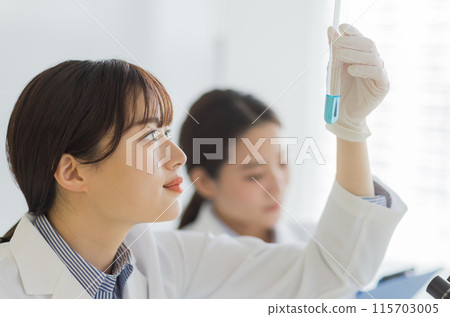 穿白大褂的女人做研究、實驗、顯微鏡 115703005