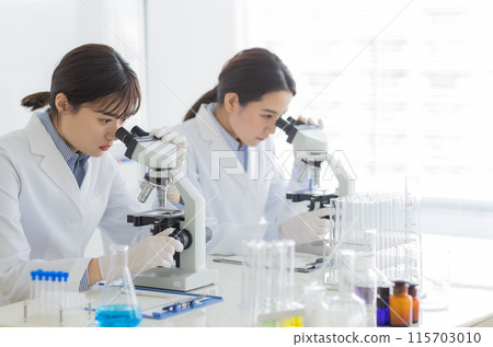 穿白大褂的女人做研究、實驗、顯微鏡 115703010