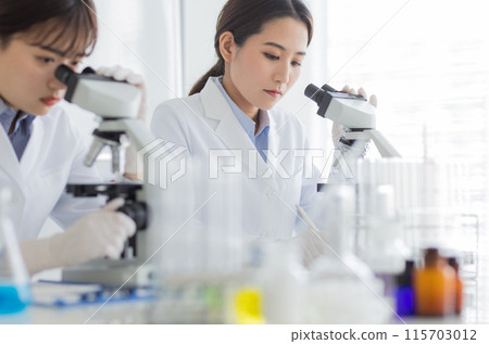 穿白大褂的女人做研究、實驗、顯微鏡 115703012