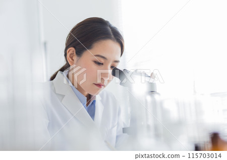 穿白大褂的女人做研究、實驗、顯微鏡 115703014