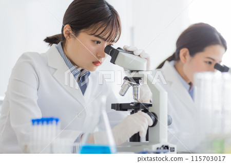 穿白大褂的女人做研究、實驗、顯微鏡 115703017