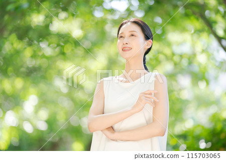 Smiling female beauty in the greenery 115703065