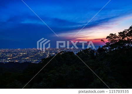 The prefectural border between Nara and Osaka - Evening view of the 600m Shigiikoma Skyline - Osaka evening skyline street lights and afterglow captured by an ultra-wide-angle lens① 115703535