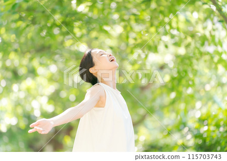 一個女人在綠色植物中深呼吸 115703743